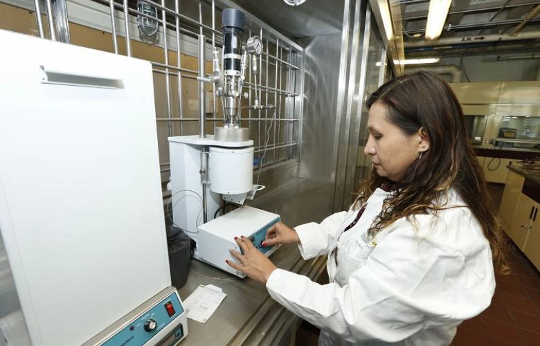 Investigadora UAEM desarrolla trabajo  para remover contaminantes de las gasolinas