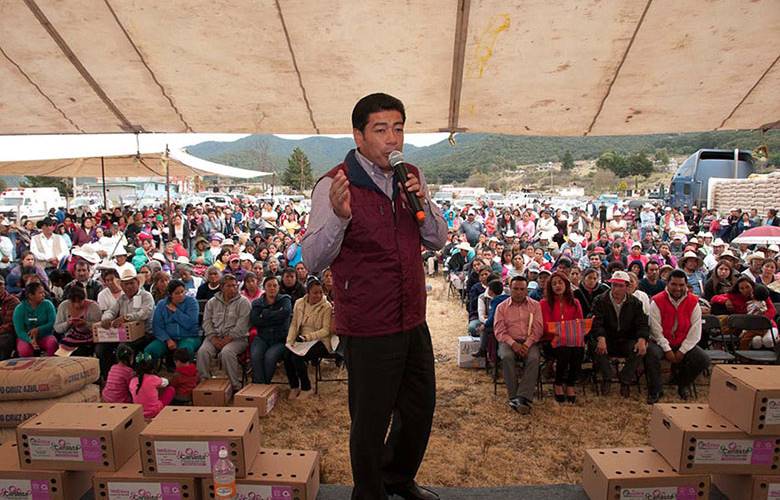 Contribuye miguel sámano con el desarrollo social de chapa de mota