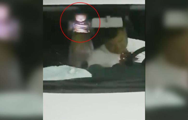 Niña juega con su tablet mientras su padre esta herido