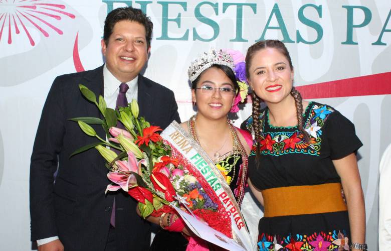 Corona Metepec a su Reina de las Fiestas Patrias