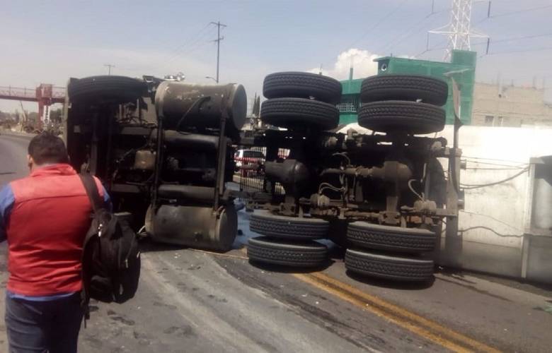 Sancionan a chofer que invadió y volcó en carril del Mexibús