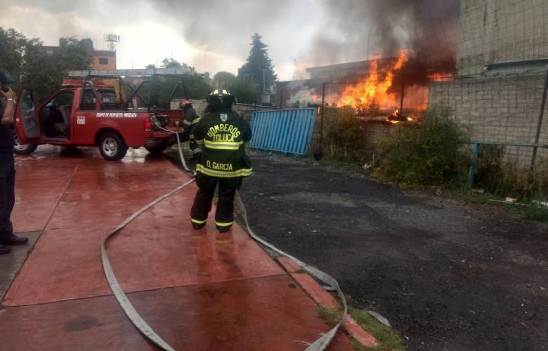 Sofocán Bomberos de Toluca incendio en  la colonia Isidro Fabela 