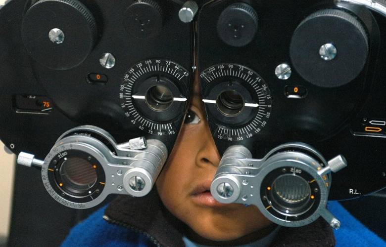 Médicos del IMSS recomiendan realizar examen de la vista a niños al iniciar el ciclo escolar