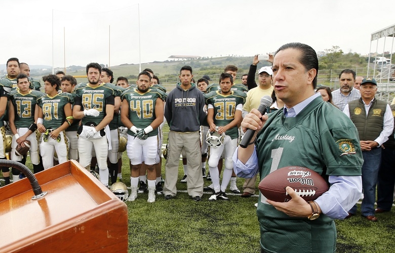Inaugura el rector jorge olvera, cancha de futbol americano en  valle de mexico
