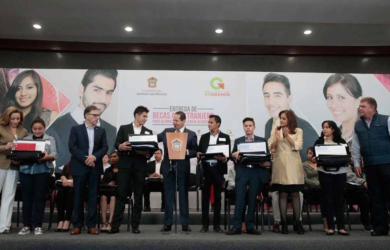 Entrega Eruviel Ávila más de 600 becas al extranjero a universitarios mexiquenses