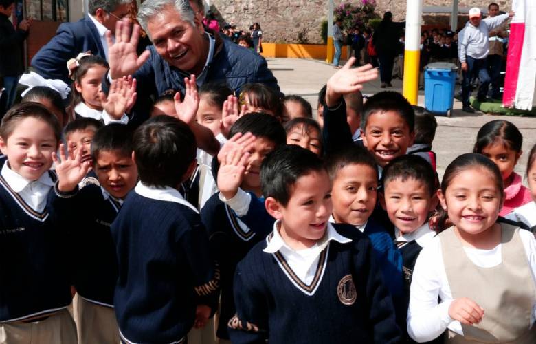 Continua la entrega de techumbres en escuelas de Toluca