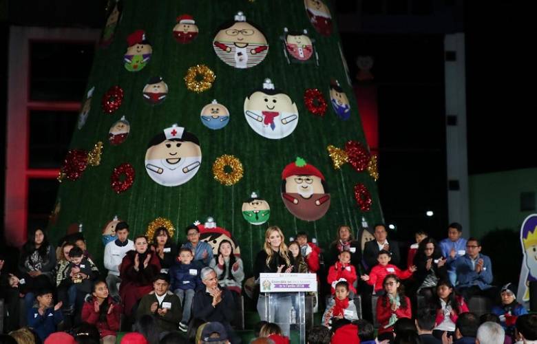  Encienden Alfredo del Mazo y Fernanda Castillo árbol de navidad del DIFEM