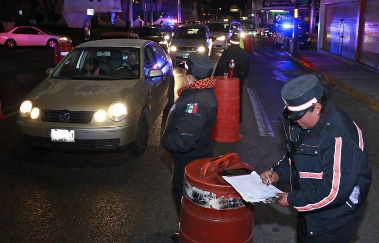 Trasladan autoridades de Toluca a 13 personas al 