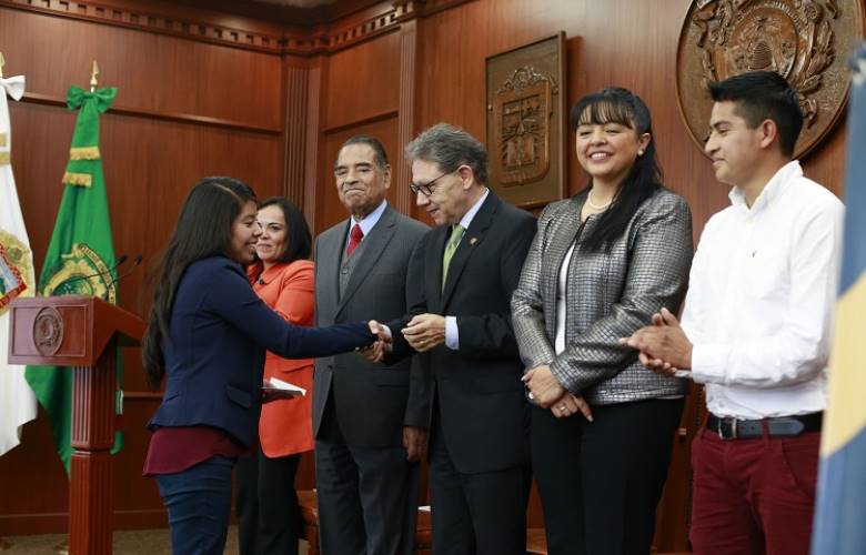 Estudiantes universitarios recibieron becas de la Fundación UAEMéx