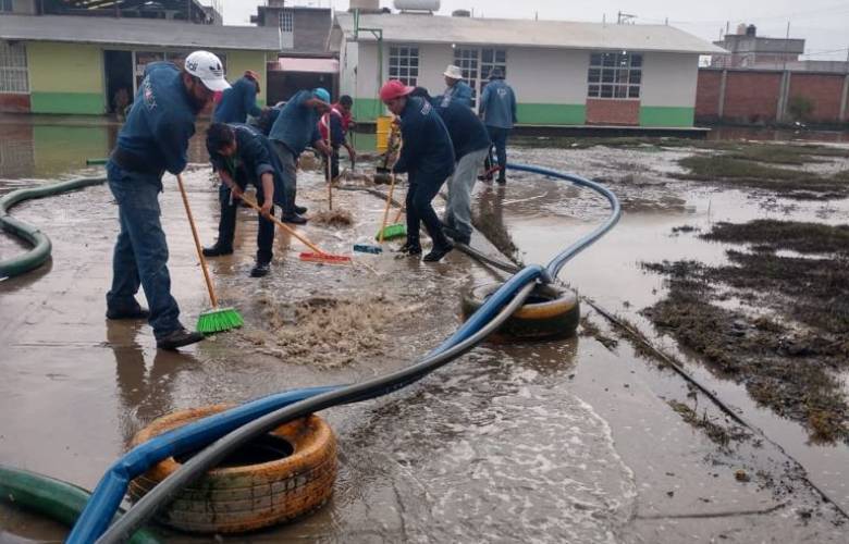Desalojan aguas pluviales en una colonia de Valle de Chalco 