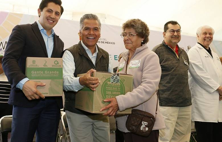 Entregan en Toluca auxiliares auditivos a personas de la tercera edad