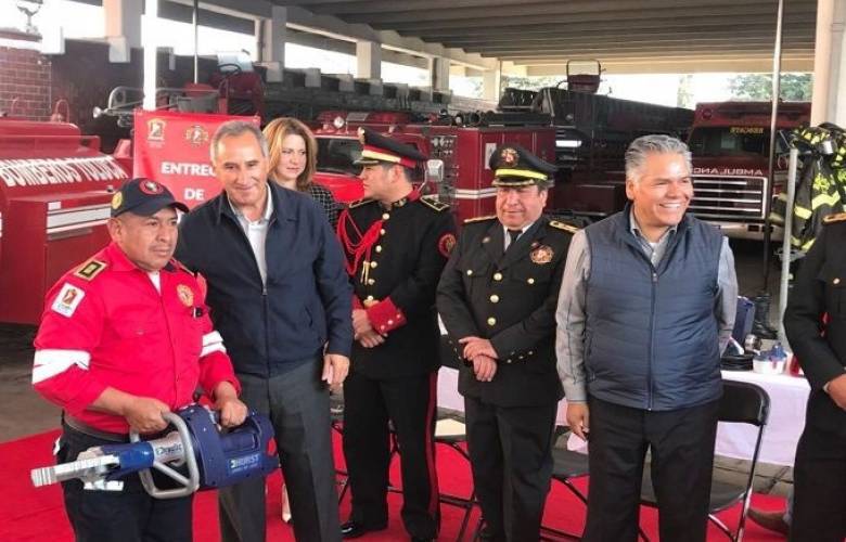 Uniformes, equipo y unidades nuevas para Bomberos de Toluca