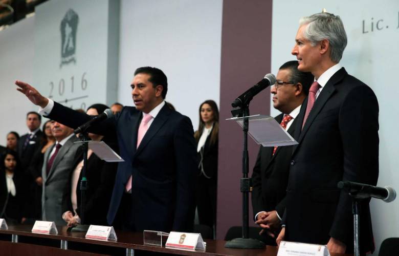 Toma protesta Del Mazo al Alcalde entrante del Ayuntamiento de Toluca, Juan Rodolfo Sánchez Gómez