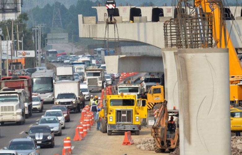 Cierran desnivel de Av. josé ma. Pino Suárez en el cruce de Av. solidaridad Las Torres por obras del tren interurbano México-Toluca