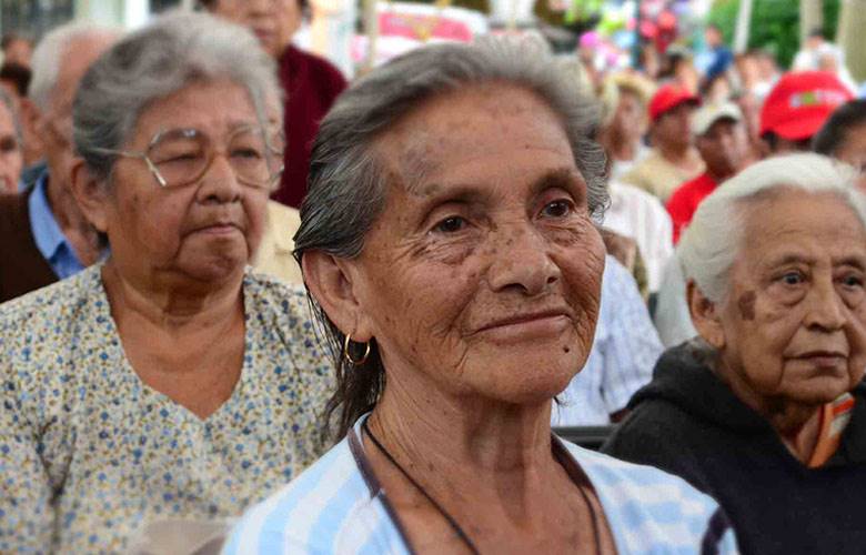 Apoyo que brindan personas de la tercera edad  es central en su condición de salud y bienestar