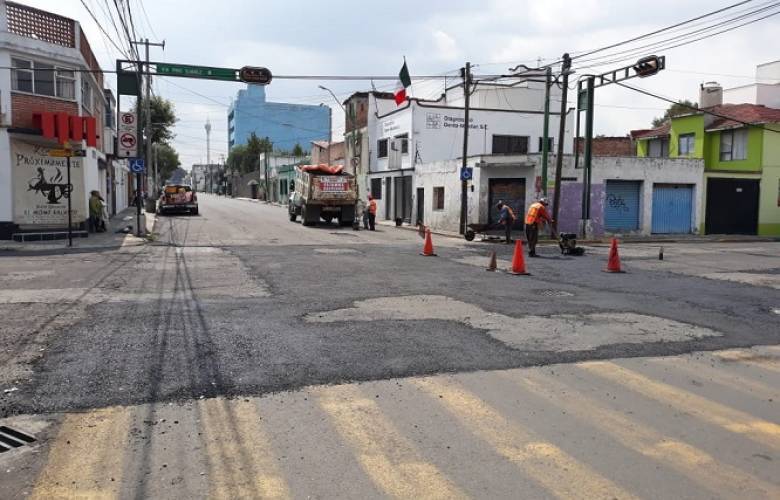 Avanzan trabajos de bacheo en la avenida Gómez Farías
