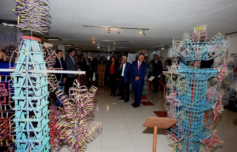 Honran la pirotecnia con vistosa exhibición de castillos en Metepec