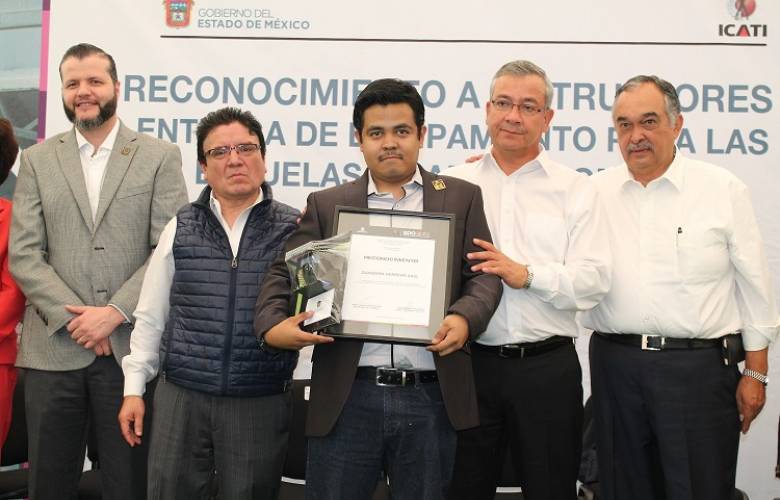 Festejan a maestros de las escuelas de artes y oficios