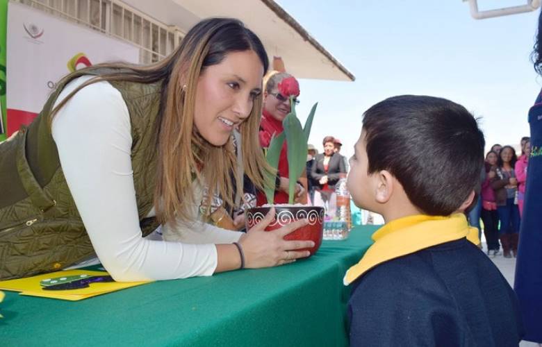 Beneficia Olga Esquivel a alumnos de Zinacantepec