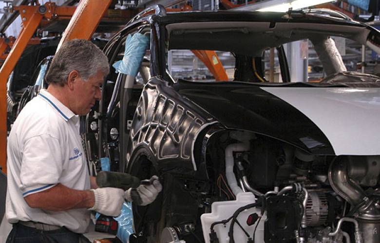 Al suelo la producción y exportación de vehículos en México  