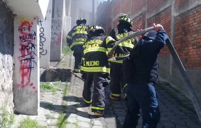 Sofocan Bomberos de Toluca incendio de casa habitación en la Teresona