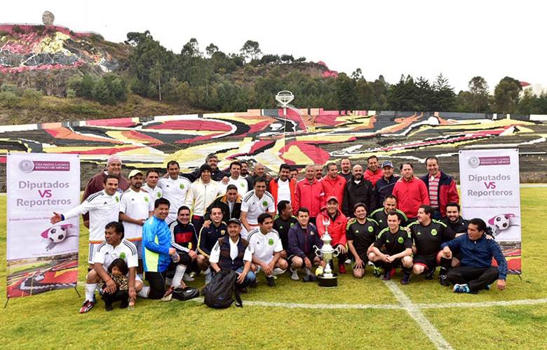 Celebran diputados y periodistas partido amistoso de fútbol