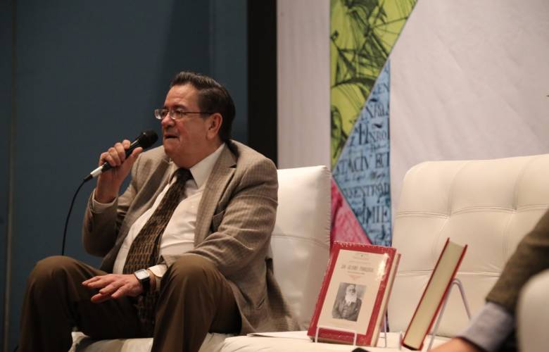 Presentan escritores obra 