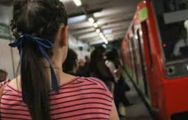 Chica denuncia acoso y muestra su pantalón manchado de semen