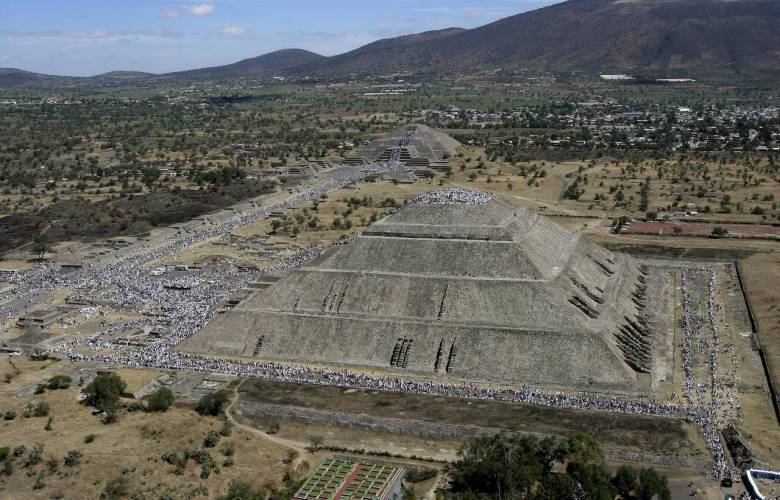 Arriban a Teotihuacán más de 105 mil personas