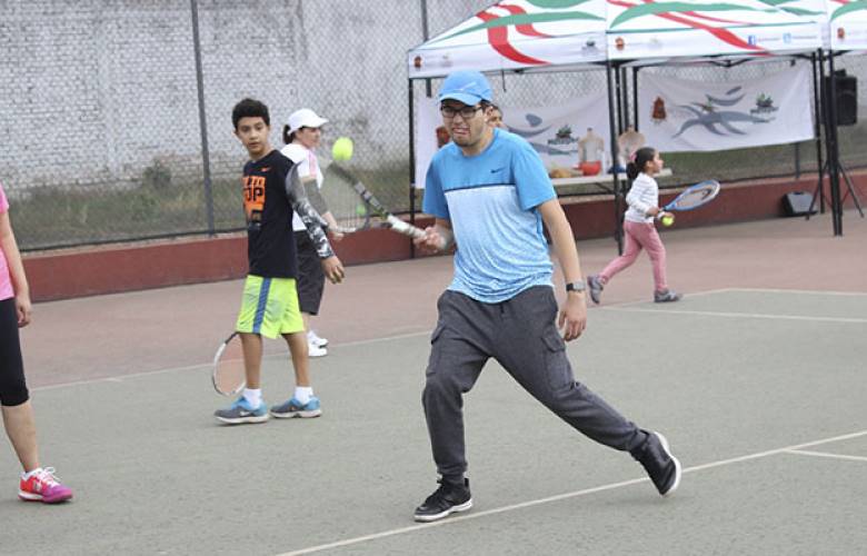 En Metepec gran asistencia en clínica de tenis