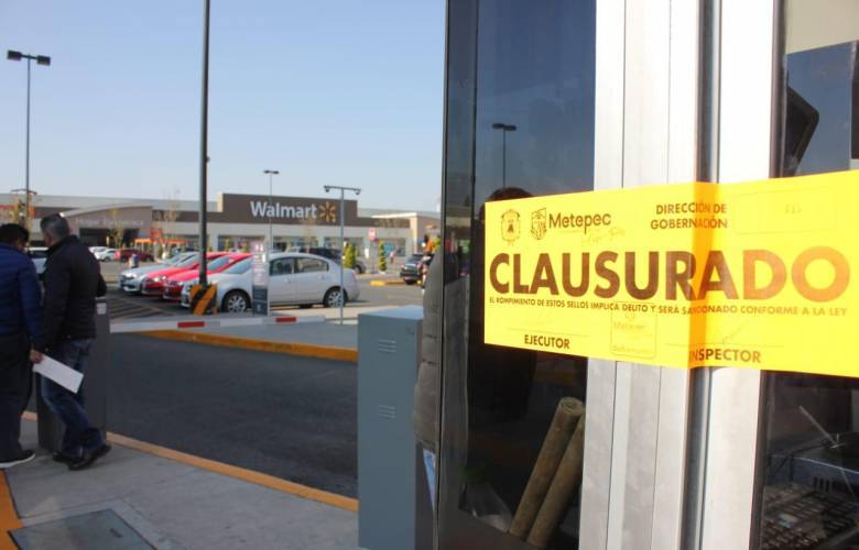 Clausuran estacionamientos irregulares en Metepec