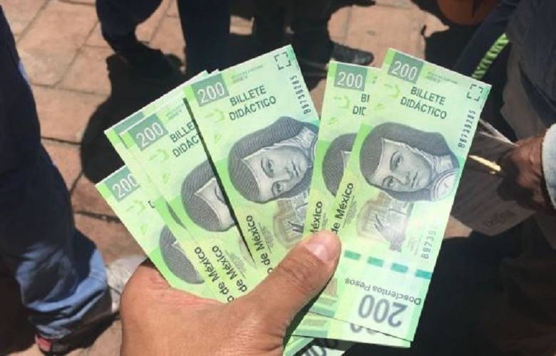 Cero y van dos que lanzan billetes falsos a Delfina Gomez