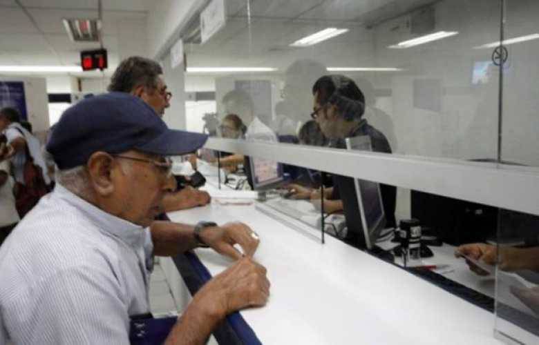 Pensionados del IMSS reciben hoy su pago