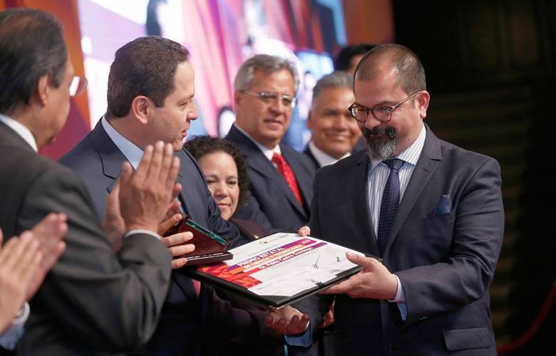 Entrega eruviel ávila premio estatal de ciencia y tecnología 2015