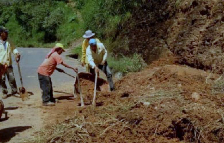 Enfrentan deslaves en carreteras del sur del estado