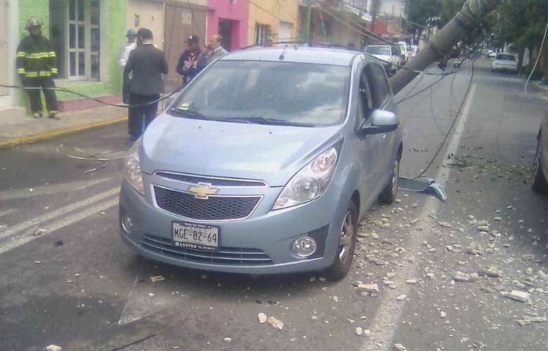 Atiende Bomberos de Toluca caída poste y cables