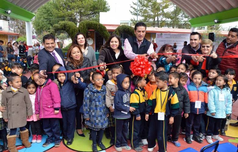 Izcalli construye 70 arcotechos en escuelas y espacios públicos