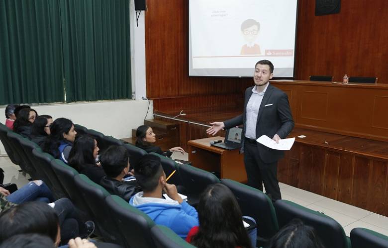 Universitarios reciben educación financiera  para mejorar sus finanzas personales