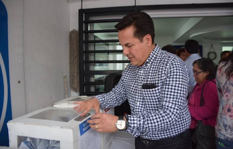 Vota Víctor Hugo Sondón Saavedra en fiesta democrática del PAN