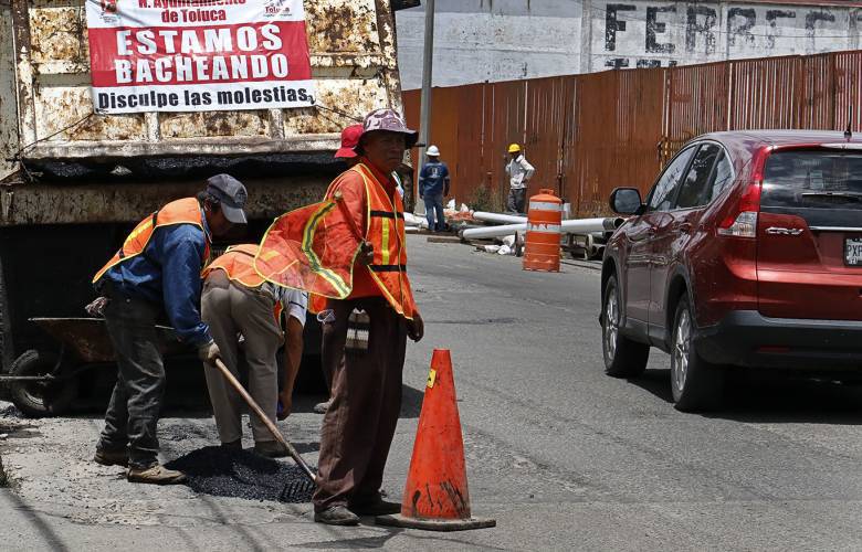 Siguen trabajos de bacheo en Toluca