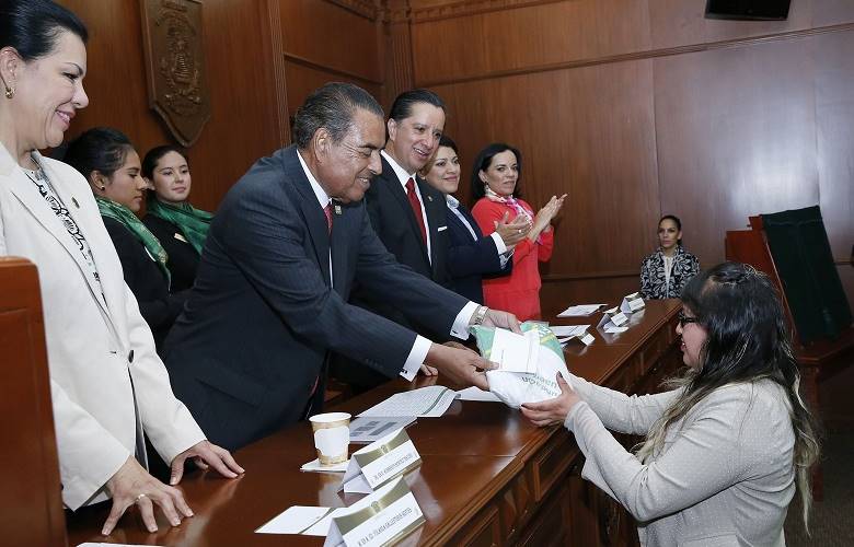Entrega fundación UAEMéx becas por más de 700 mil pesos