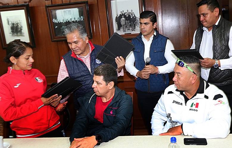 Entrega h. ayuntamiento apoyos a deportistas que asistirán a 