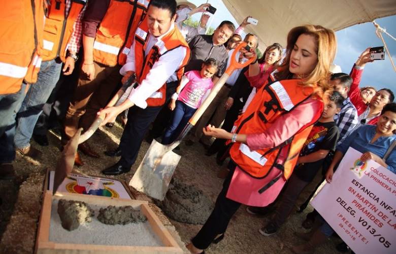 Colocaron ana lilia herrera y abraham saroné primera piedra de centro de desarrollo infantil