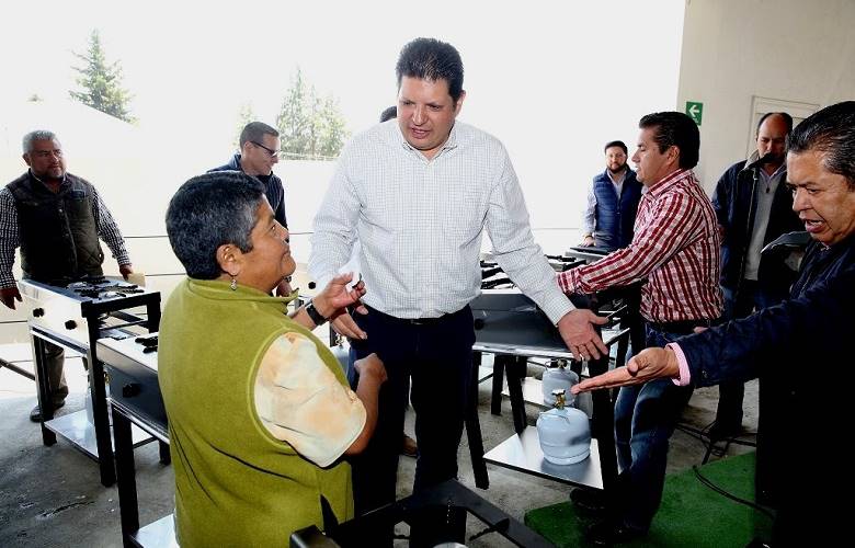 Reciben familias metepequenses estufas para sus hogares