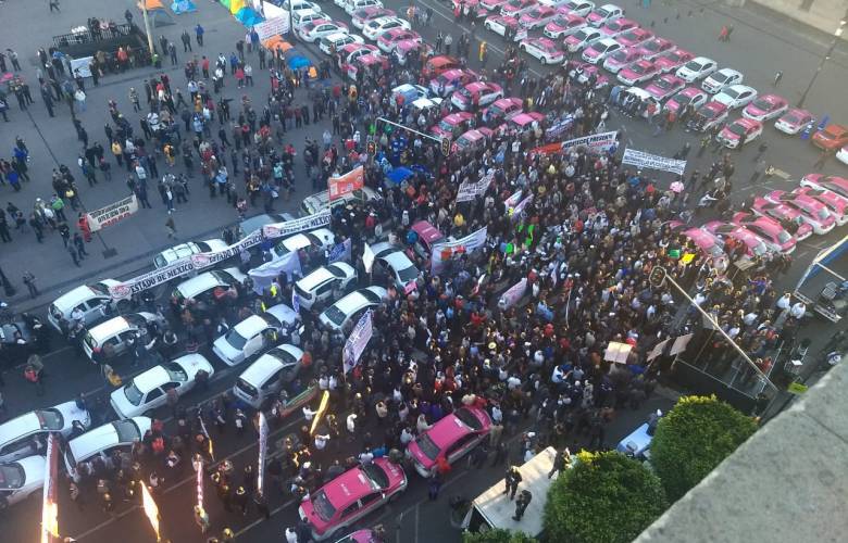 Exigen taxistas que se expulsen compañías como Uber y Cabify