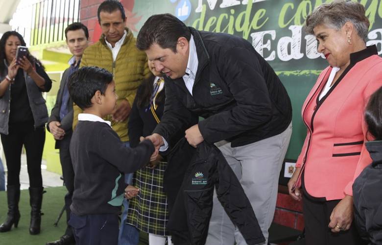 Ya son más de 28 mil alumnos beneficiados con entrega de paquetes escolares en Metepec