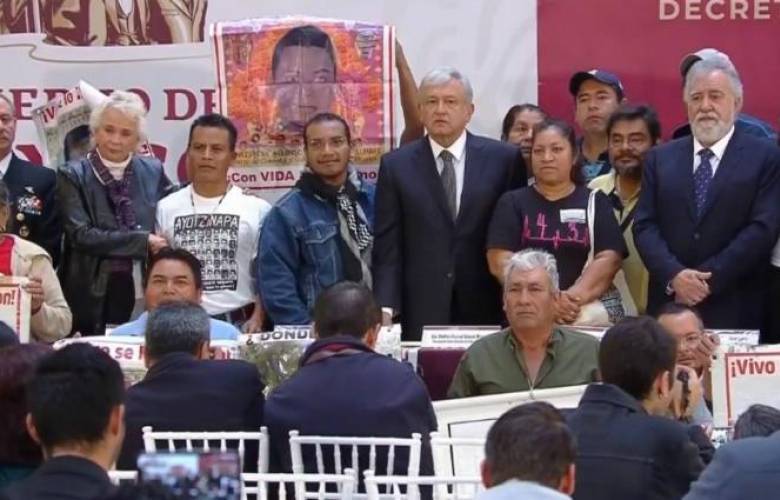 Firma AMLO decreto para crear la Comisión de la Verdad e investigar la desaparición de los 43 normalistas
