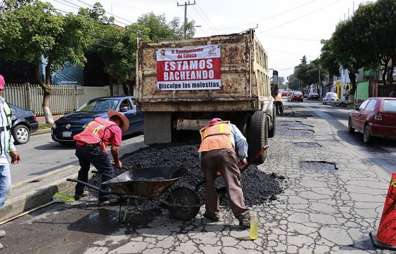 Inicia bacheo en Avenida de los Maestros