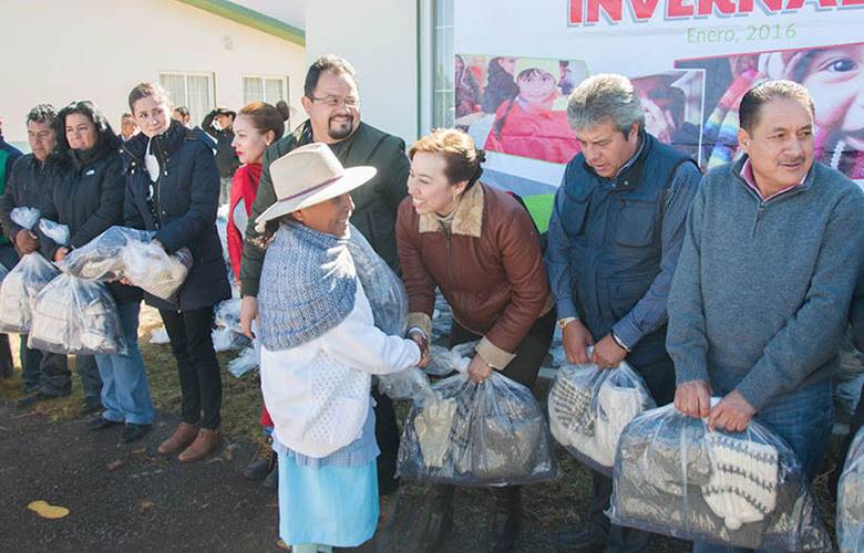 Distribuye mercedes colín paquetes invernales en villa victoria