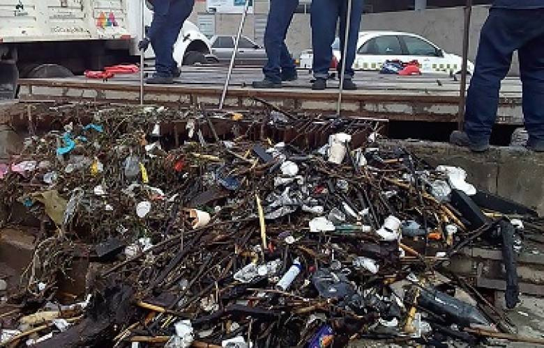 Desazolvan 367 kilómetros de redes de drenaje del Edoméx 